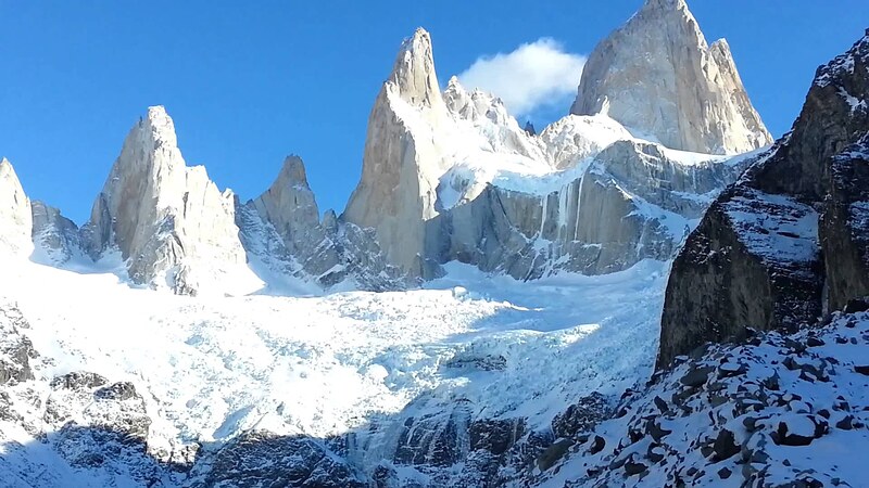 Agujas del Fitz Roy y glaciar en la Patagonia argentina